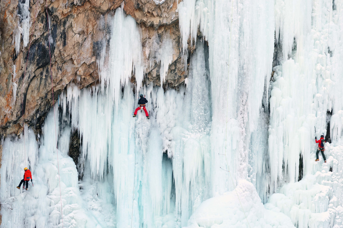 ▲올겨울 가장 강력한 한파가 일주일째 이어지는 가운데 25일 강원 원주시 판대아이스파크에서 동호인들이 빙벽을 오르며 겨울 정취를 만끽하고 있다. 기상청은 이번 달 말까지 강추위가 계속될 것으로 예상했다. 신태현 기자 holjjak@