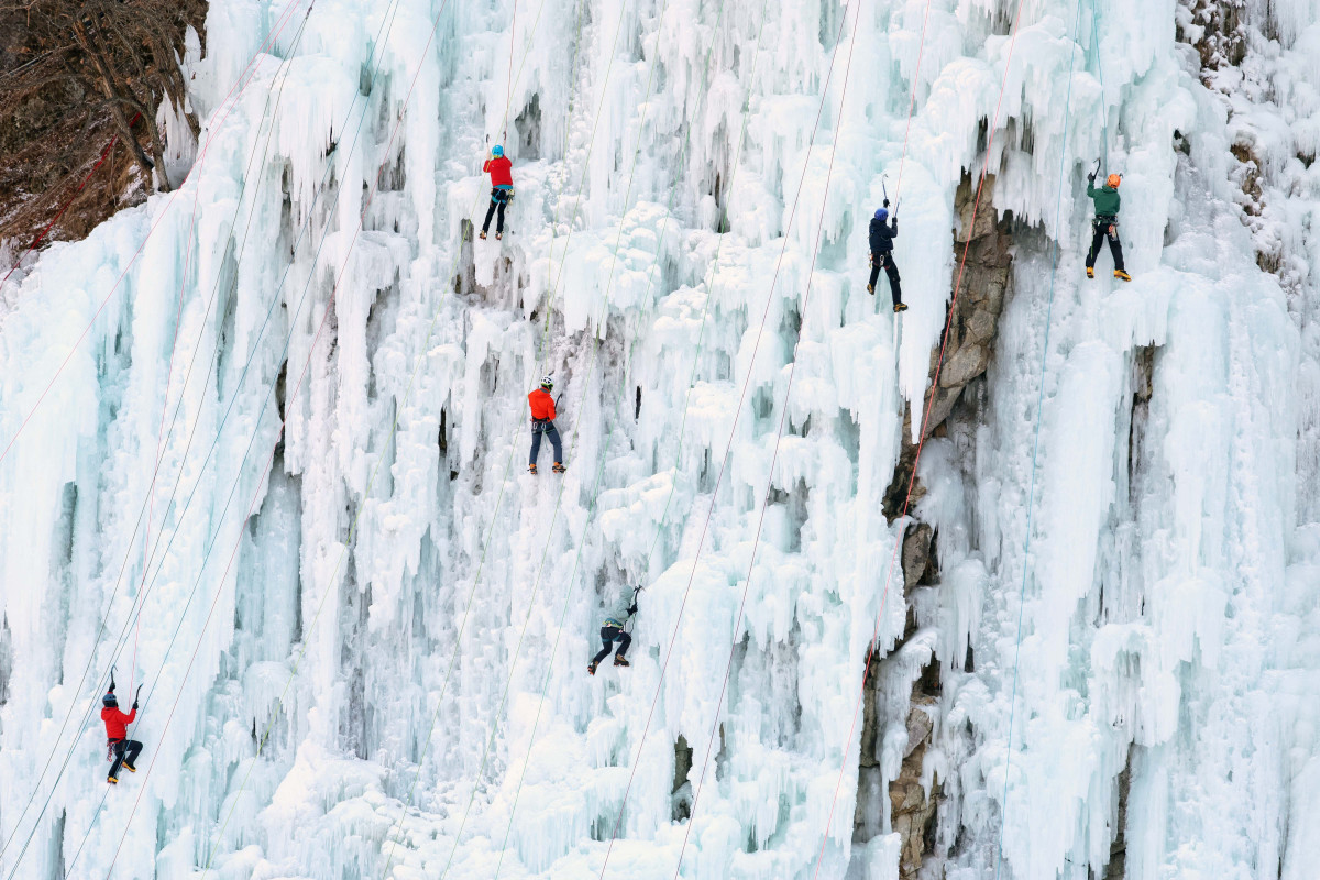 ▲올겨울 가장 강력한 한파가 일주일째 이어지는 가운데 25일 강원 원주시 판대아이스파크에서 동호인들이 빙벽을 오르며 겨울 정취를 만끽하고 있다. 기상청은 이번 달 말까지 강추위가 계속될 것으로 예상했다. 신태현 기자 holjjak@
