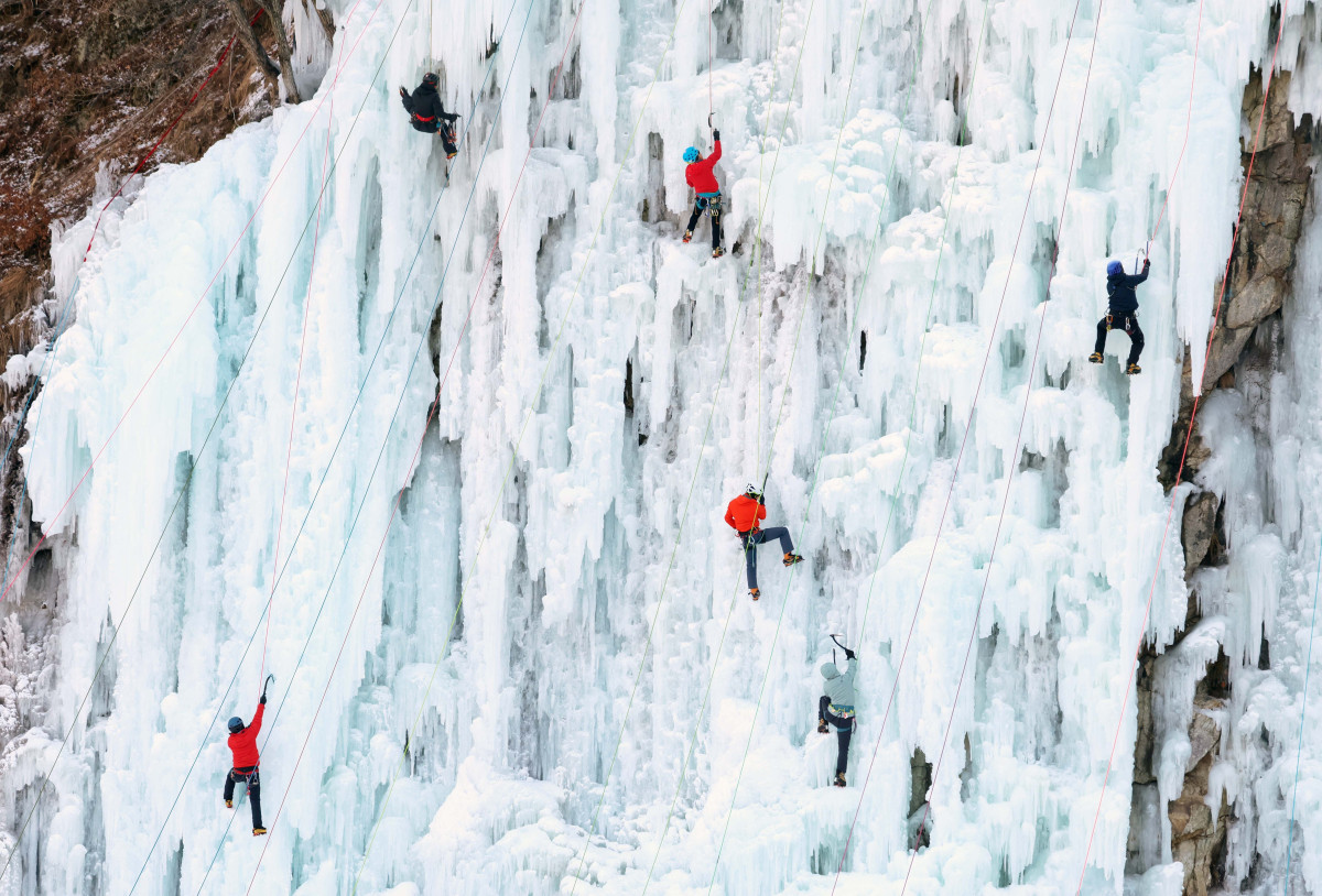 ▲올겨울 가장 강력한 한파가 일주일째 이어지는 가운데 25일 강원 원주시 판대아이스파크에서 동호인들이 빙벽을 오르며 겨울 정취를 만끽하고 있다. 기상청은 이번 달 말까지 강추위가 계속될 것으로 예상했다. 신태현 기자 holjjak@