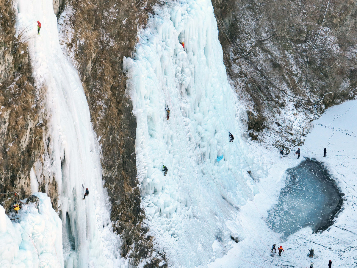 ▲올겨울 가장 강력한 한파가 일주일째 이어지는 가운데 25일 강원 원주시 판대아이스파크에서 동호인들이 빙벽을 오르며 겨울 정취를 만끽하고 있다. 기상청은 이번 달 말까지 강추위가 계속될 것으로 예상했다. 신태현 기자 holjjak@