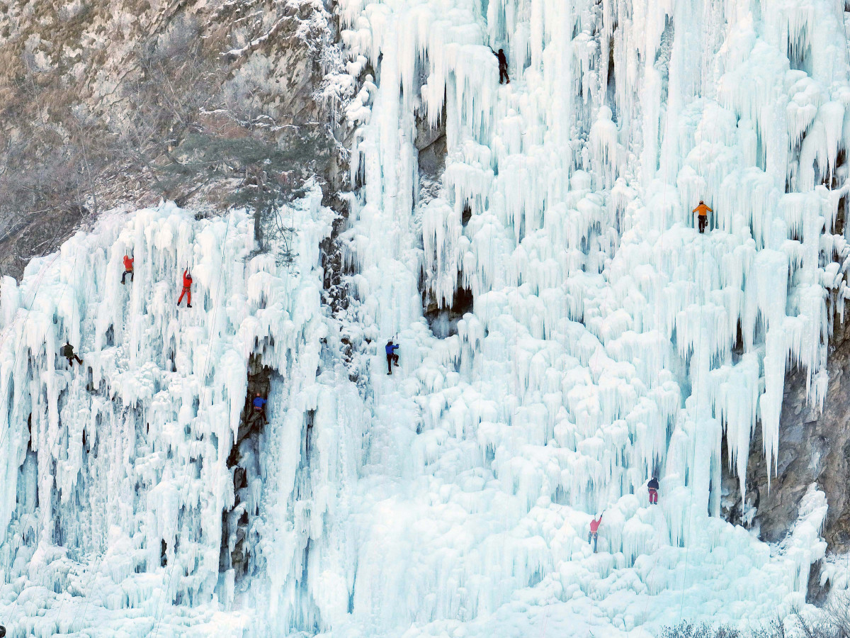 ▲올겨울 가장 강력한 한파가 일주일째 이어지는 가운데 25일 강원 원주시 판대아이스파크에서 동호인들이 빙벽을 오르며 겨울 정취를 만끽하고 있다. 기상청은 이번 달 말까지 강추위가 계속될 것으로 예상했다. 신태현 기자 holjjak@