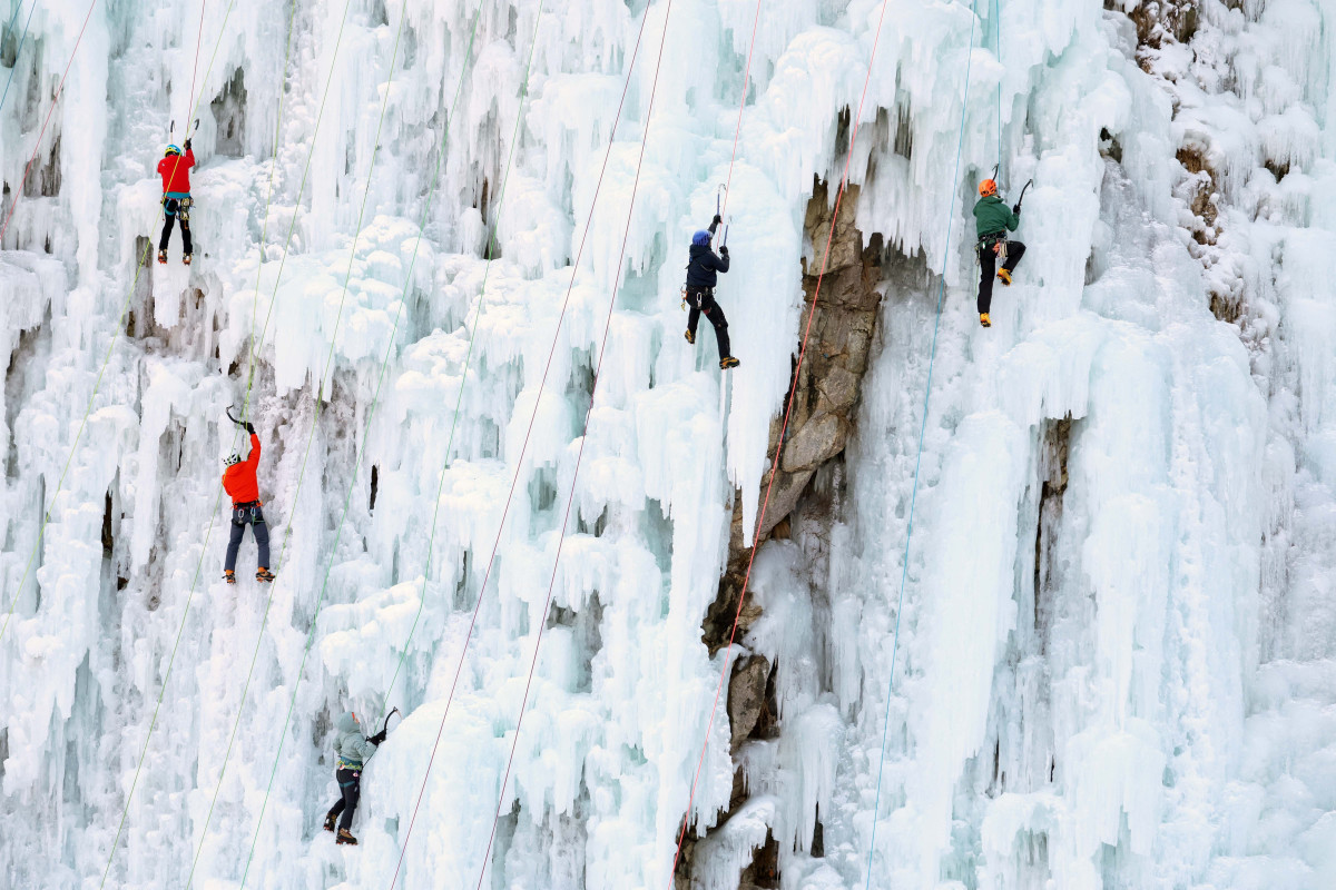 ▲올겨울 가장 강력한 한파가 일주일째 이어지는 가운데 25일 강원 원주시 판대아이스파크에서 동호인들이 빙벽을 오르며 겨울 정취를 만끽하고 있다. 기상청은 이번 달 말까지 강추위가 계속될 것으로 예상했다. 신태현 기자 holjjak@