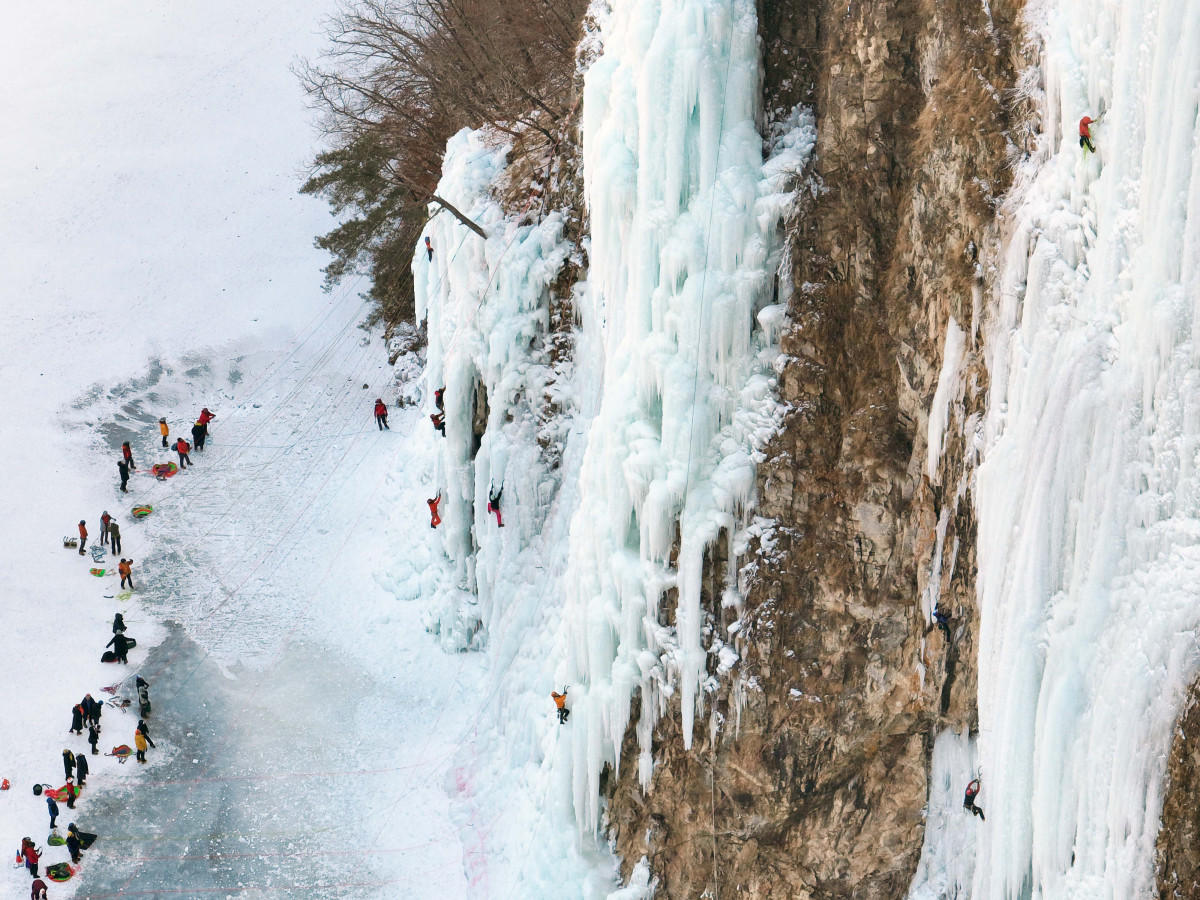 ▲올겨울 가장 강력한 한파가 일주일째 이어지는 가운데 25일 강원 원주시 판대아이스파크에서 동호인들이 빙벽을 오르며 겨울 정취를 만끽하고 있다. 기상청은 이번 달 말까지 강추위가 계속될 것으로 예상했다. 신태현 기자 holjjak@