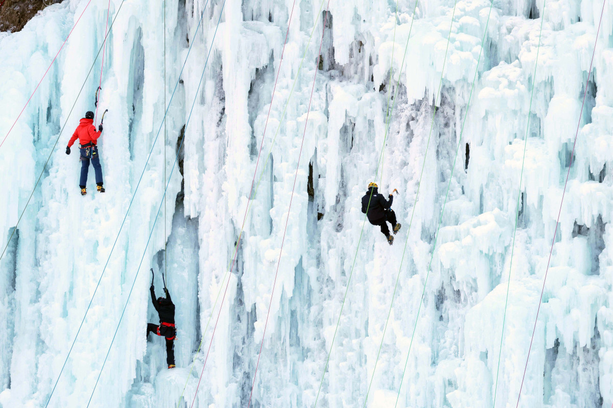 ▲올겨울 가장 강력한 한파가 일주일째 이어지는 가운데 25일 강원 원주시 판대아이스파크에서 동호인들이 빙벽을 오르며 겨울 정취를 만끽하고 있다. 기상청은 이번 달 말까지 강추위가 계속될 것으로 예상했다. 신태현 기자 holjjak@