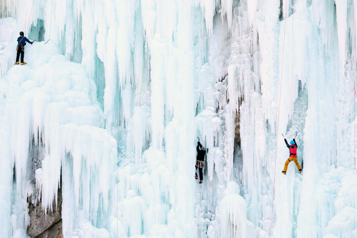 ▲올겨울 가장 강력한 한파가 일주일째 이어지는 가운데 25일 강원 원주시 판대아이스파크에서 동호인들이 빙벽을 오르며 겨울 정취를 만끽하고 있다. 기상청은 이번 달 말까지 강추위가 계속될 것으로 예상했다. 신태현 기자 holjjak@