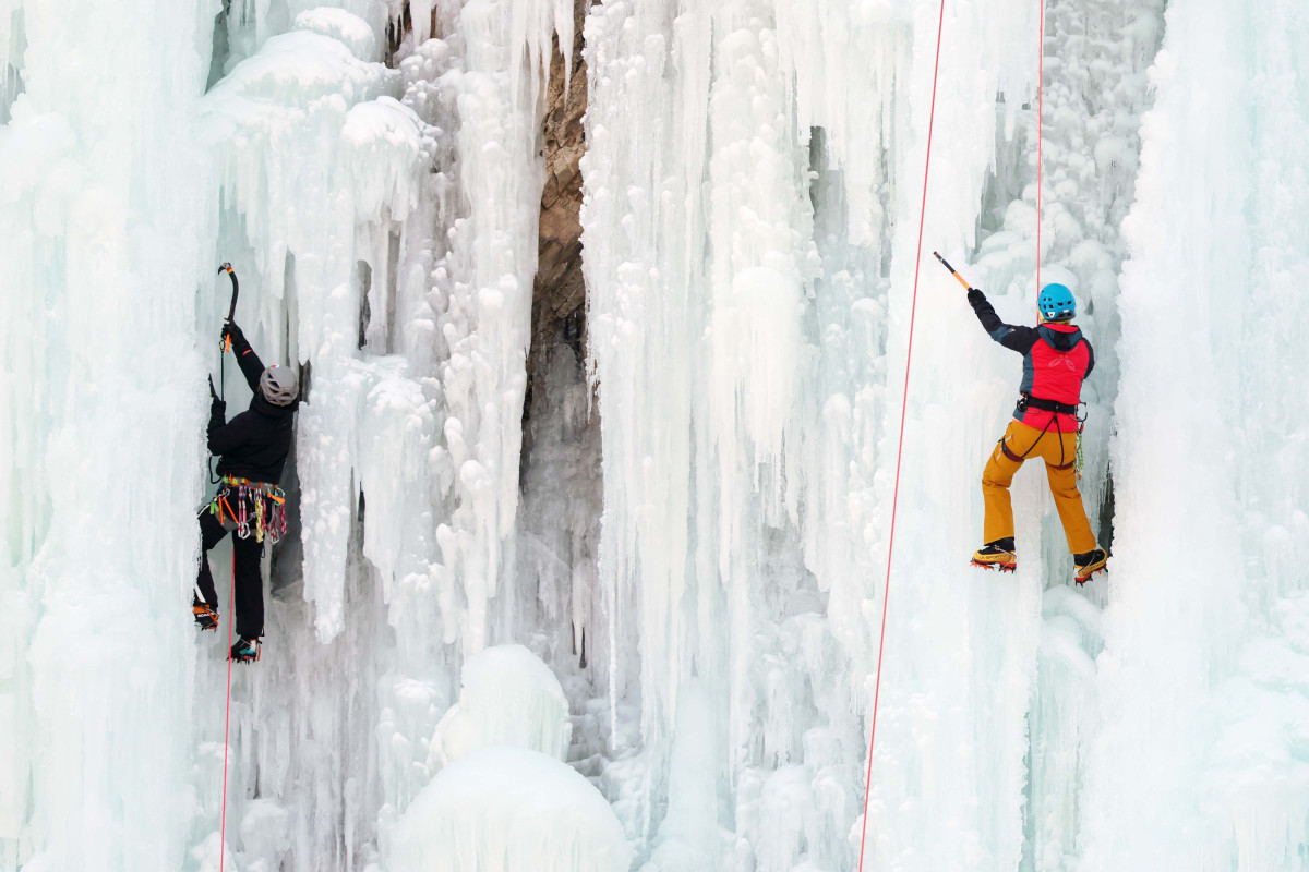 ▲올겨울 가장 강력한 한파가 일주일째 이어지는 가운데 25일 강원 원주시 판대아이스파크에서 동호인들이 빙벽을 오르며 겨울 정취를 만끽하고 있다. 기상청은 이번 달 말까지 강추위가 계속될 것으로 예상했다. 신태현 기자 holjjak@