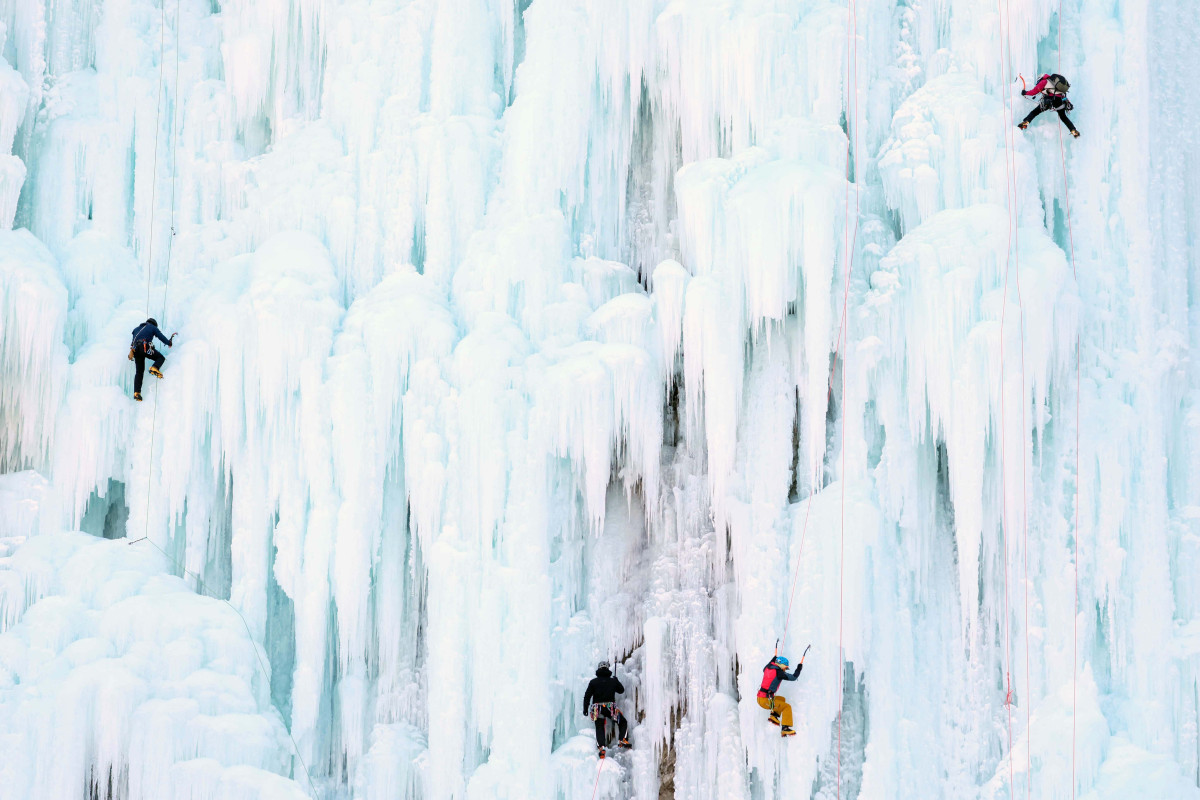 ▲올겨울 가장 강력한 한파가 일주일째 이어지는 가운데 25일 강원 원주시 판대아이스파크에서 동호인들이 빙벽을 오르며 겨울 정취를 만끽하고 있다. 기상청은 이번 달 말까지 강추위가 계속될 것으로 예상했다. 신태현 기자 holjjak@