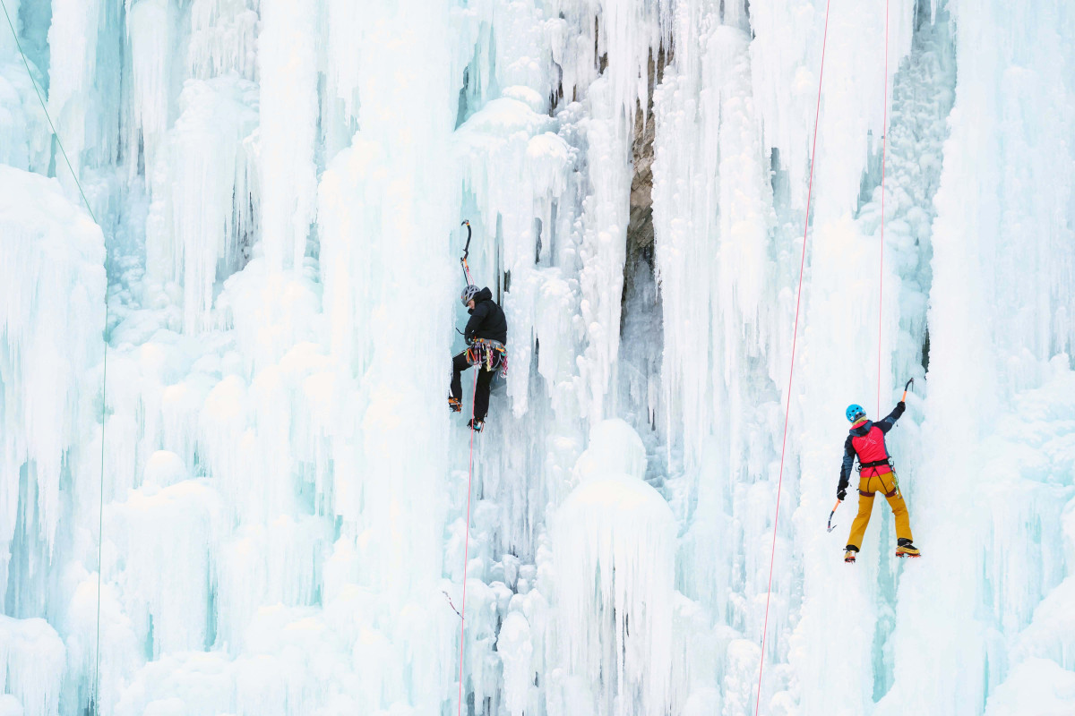 ▲올겨울 가장 강력한 한파가 일주일째 이어지는 가운데 25일 강원 원주시 판대아이스파크에서 동호인들이 빙벽을 오르며 겨울 정취를 만끽하고 있다. 기상청은 이번 달 말까지 강추위가 계속될 것으로 예상했다. 신태현 기자 holjjak@
