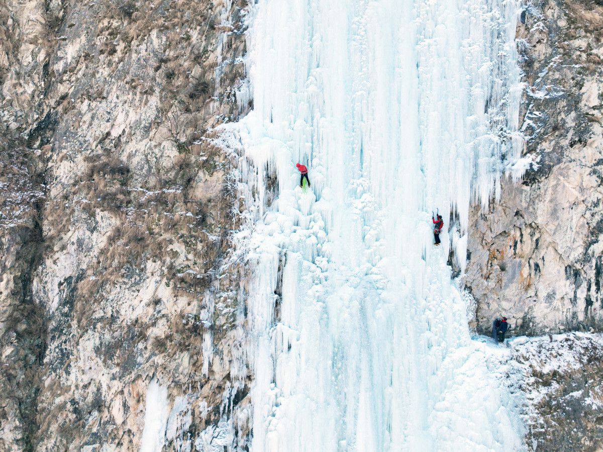 ▲올겨울 가장 강력한 한파가 일주일째 이어지는 가운데 25일 강원 원주시 판대아이스파크에서 동호인들이 빙벽을 오르며 겨울 정취를 만끽하고 있다. 기상청은 이번 달 말까지 강추위가 계속될 것으로 예상했다. 신태현 기자 holjjak@