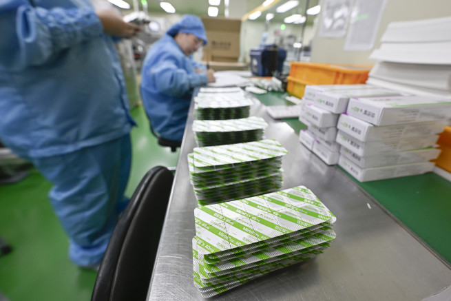 ▲경기 화성시 향남읍 삼천당제약 공장 포장실에서 직원들이 정제를 포장하고 있다. 조현호 기자 hyunho@