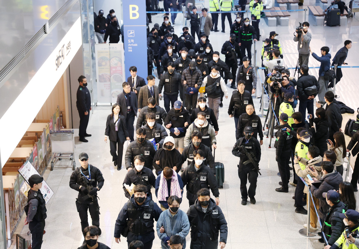 ▲캄보디아에서 스캠(scam·사기), 인질강도 등 범행을 저지른 한국인 범죄 조직원들이 23일 인천국제공항을 통해 국내로 송환돼 수사기관으로 압송되고 있다.  (연합뉴스)