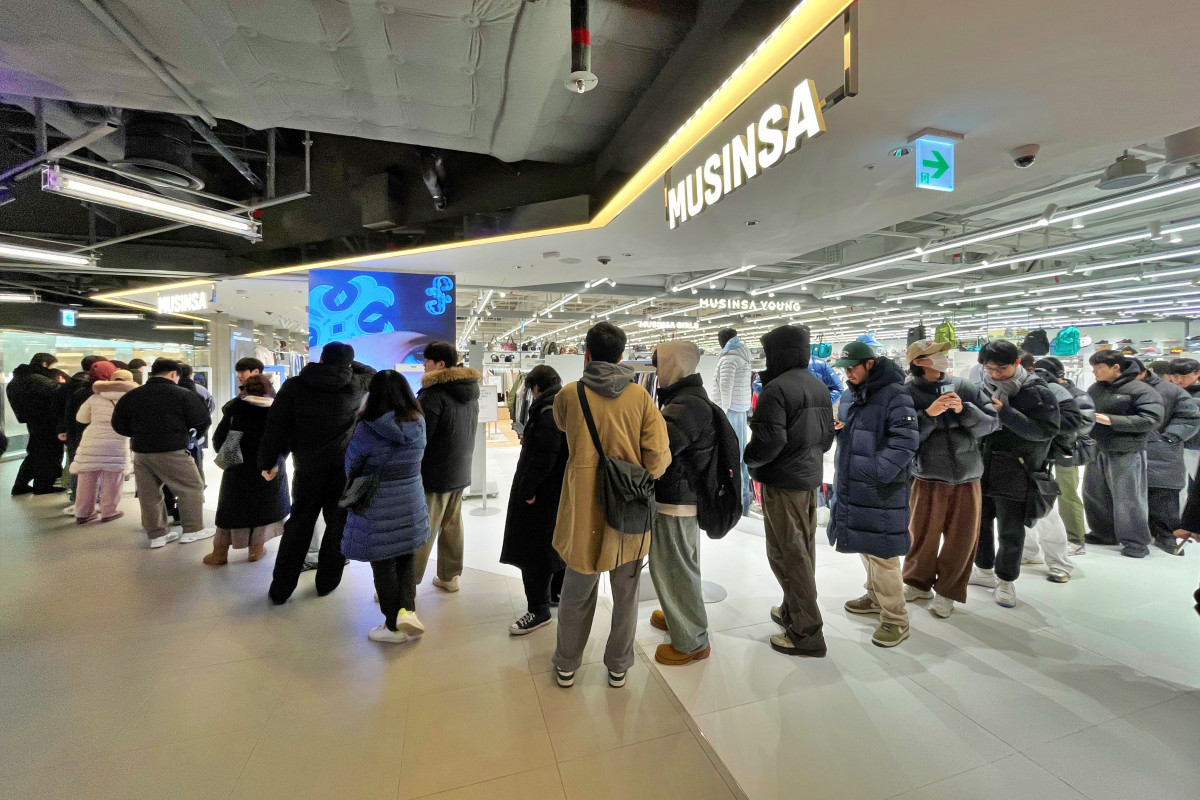 ▲23일 오픈한 롯데백화점 잠실점 2층 '무신사 스토어' 매장 앞에서 고객들이 입장하기 위해 줄을 서고 있다. (사진제공=롯데백화점)