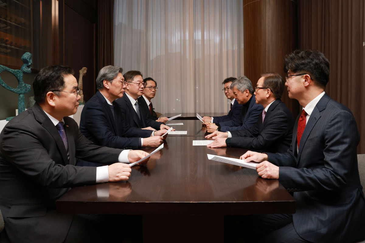 ▲서울 용산구 드래곤시티호텔에서 경제8단체 부회장들이 배임죄 관련 현안에 대해 논의하고 있다. (자료제공=한경협)