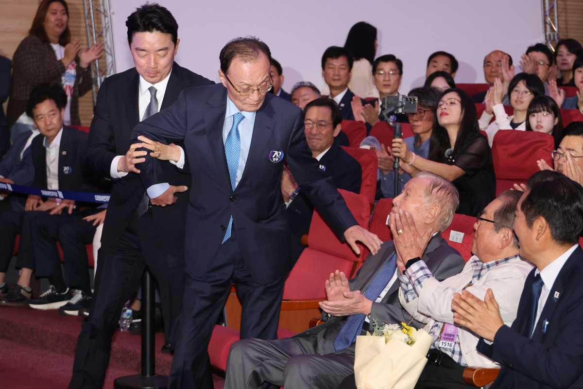 ▲서울 여의도 국회 의원회관에서 열린 '국민과 함께, 당원과 함께 민주 70' 창당 70주년 기념식에서 강훈식 대통령 비서실장이 상임고문인 이해찬 전 총리를 부축하고 있다. (연합뉴스)