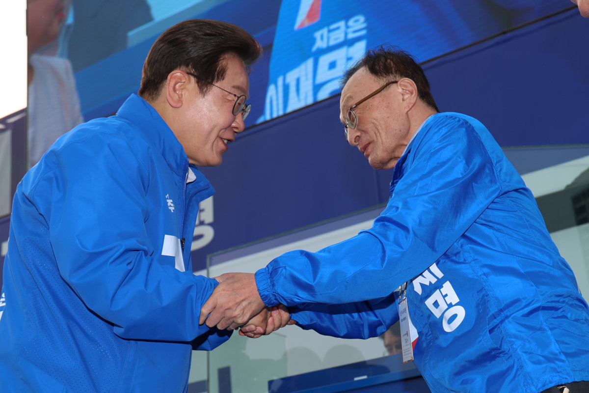 ▲2025년 5월 31일 세종특별자치시 나무그늘광장에서 유세에 나선 이재명 대통령과 악수하는 이해찬 전 총리 모습. (연합뉴스)