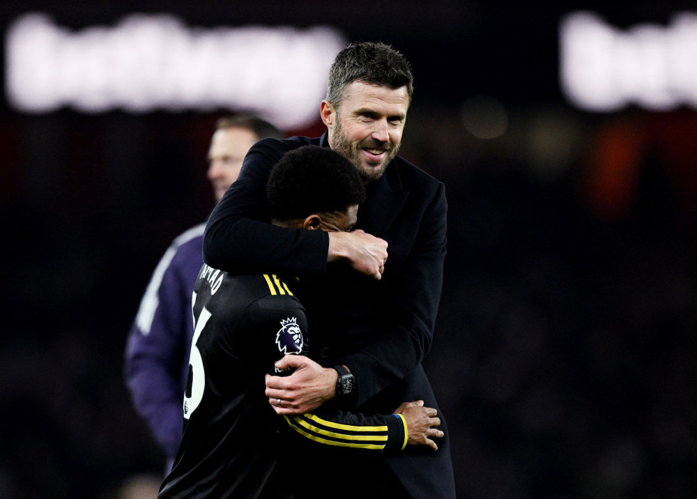 ▲25일(현지시간) 영국 런던 에미레이츠 스타디움에서 열린 프리미어리그(PL) 아스널과 맨체스터 유나이티드의 경기 후 맨유의 아마드 디알로가 마이클 캐릭 감독과 함께 승리를 기뻐하고 있다. (로이터/연합뉴스)