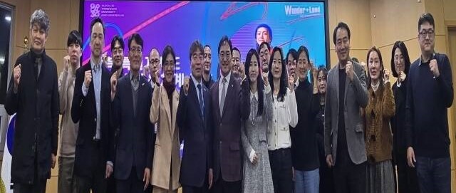 ▲ 전북도청사 중회의실에서 도내 대학 국제교류 부서장을 대상으로 한 전북도 '외국인 유학생 통합지원 체계 구축 사업' 설명회에 참석한 관계자들이 기념 촬영을 하고 있다. (사진제공=전북도)