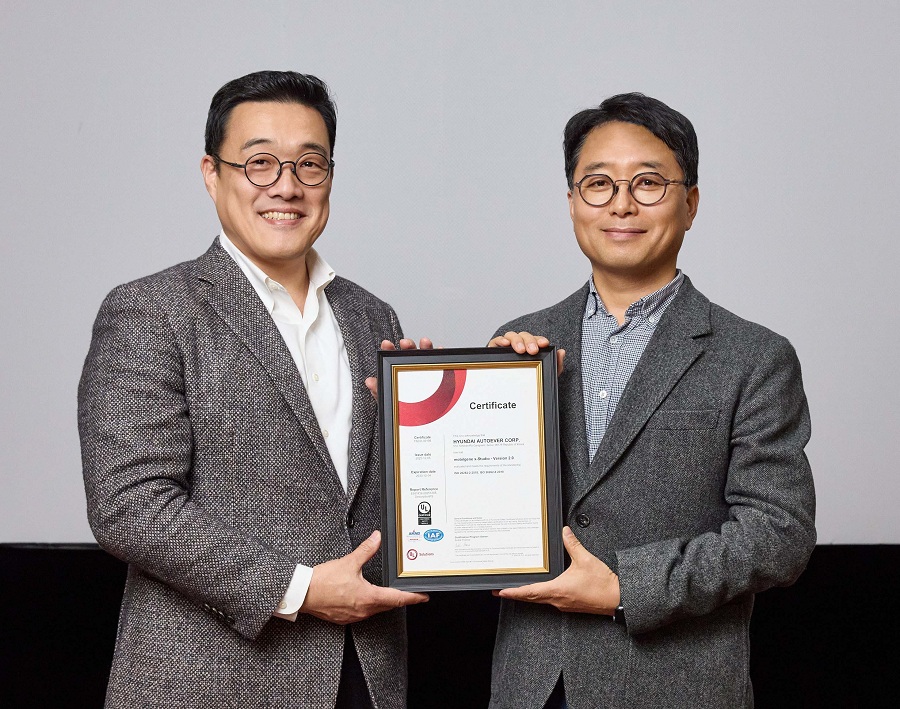 ▲권해영 현대오토에버 SDV담당 상무(오른쪽) 정륜 UL 솔루션즈 한국지사 정륜이 '모빌진 엑스-스튜디오'의 ISO 26262 인증을 기념하고 있다. (자료제공=현대오토에버)