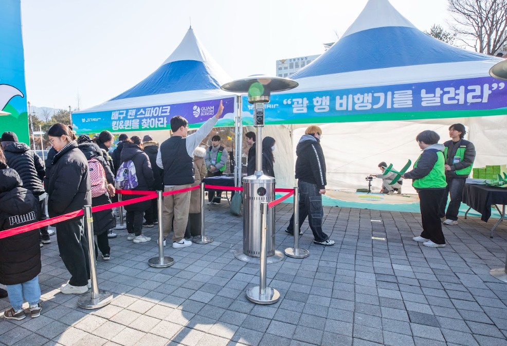 ▲2025-2026 V-리그 올스타전 현장 이벤트에 참여하는 관람객들의 모습. (사진=진에어)