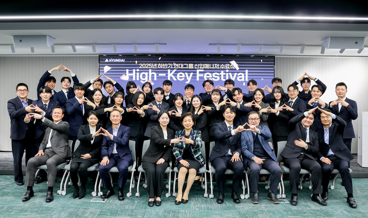 ▲현대그룹 현정은 회장이 23일 현대그룹 사옥에서 열린 ‘신입사원 입문 교육수료식’에 참석해 신입 매니저들을 격려한 뒤 기념사진을 촬영하고 있다. (사진= 현대그룹)