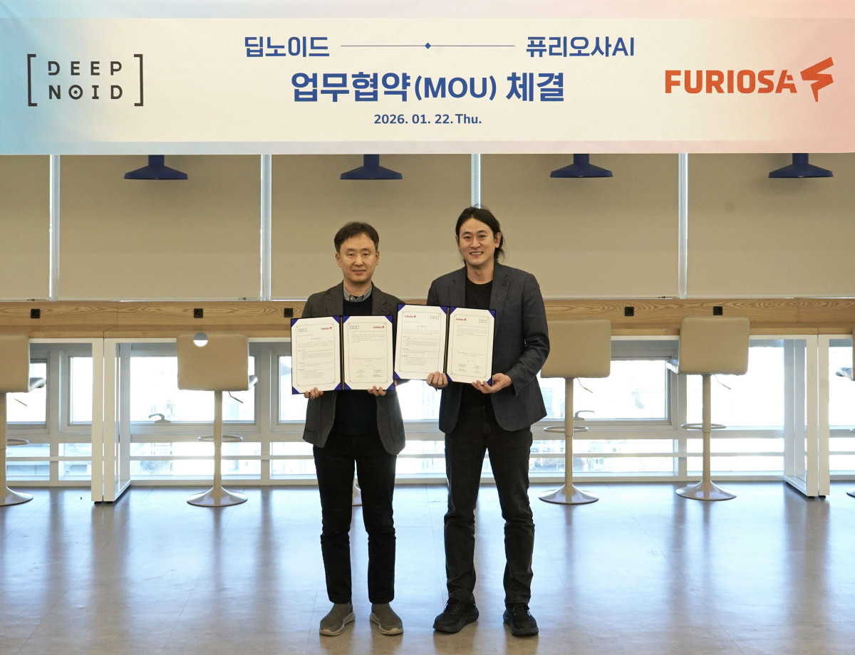 ▲최우식 딥노이드 대표(좌)와 백준호 퓨리오사AI 대표가 업무협약 후 기념촬영을 하고 있다. (사진제공=딥노이드)