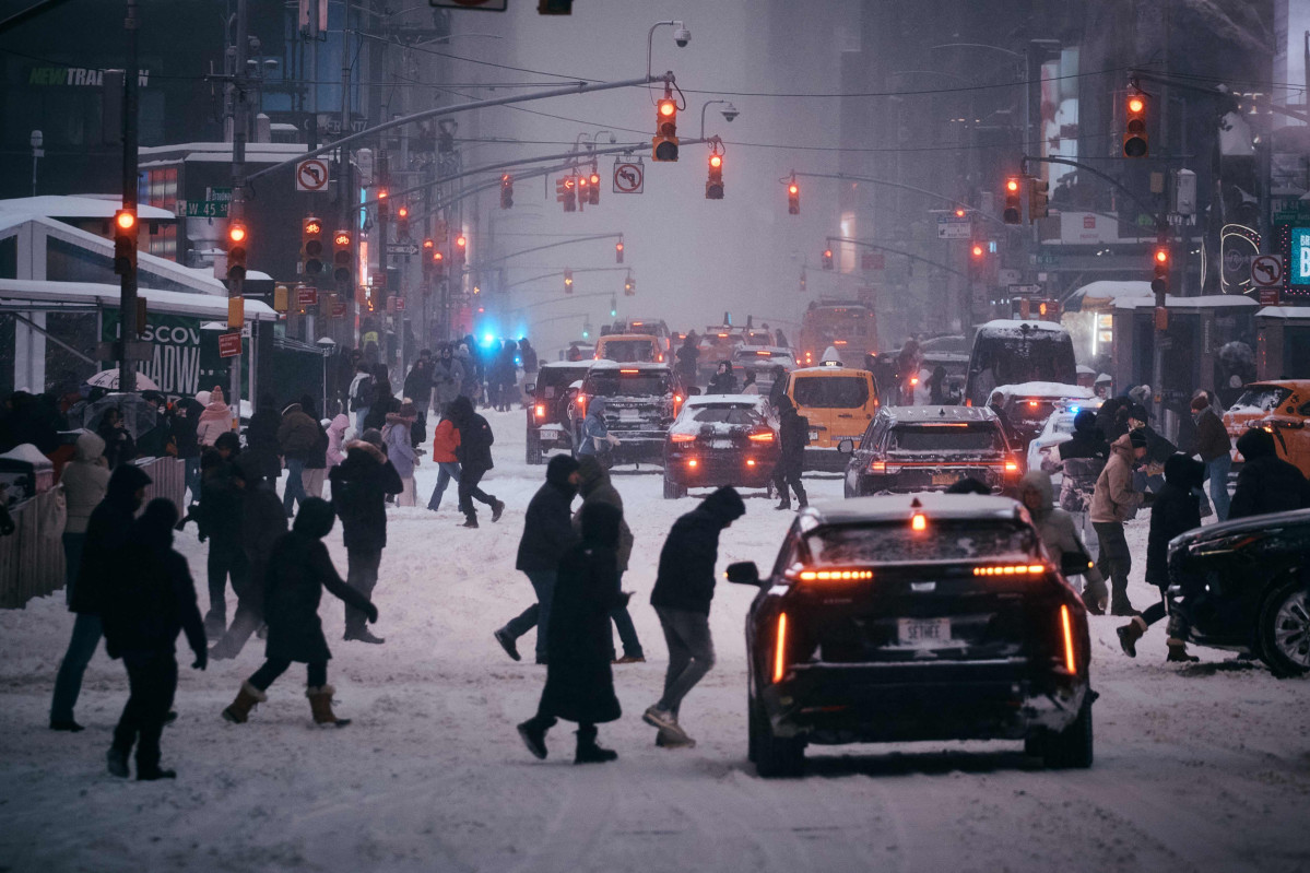 ▲ 25일(현지시각) 뉴욕에서 사람들이 눈으로 덮인 거리를 지나는 모습 (게티이미지/연합뉴스)