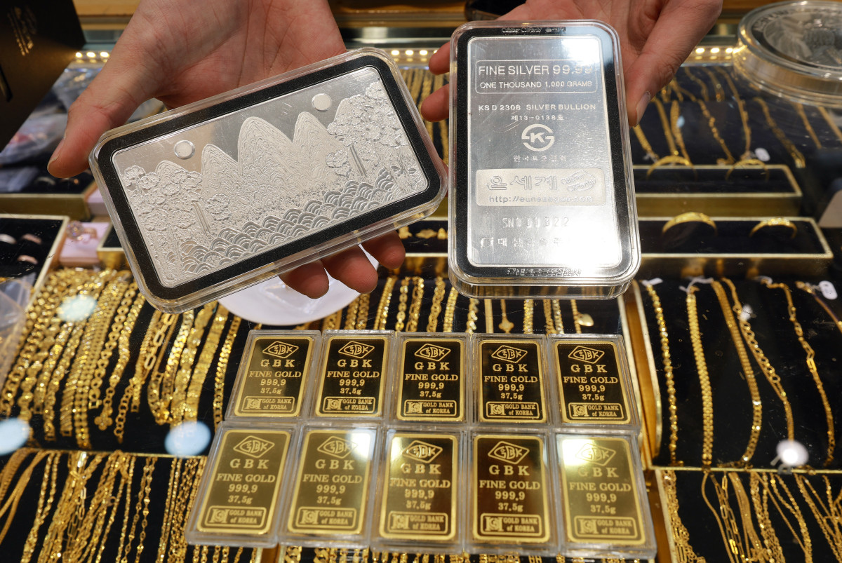 ▲서울 종로구 정인보석에 진열된 골드바와 실버바 (연합뉴스)