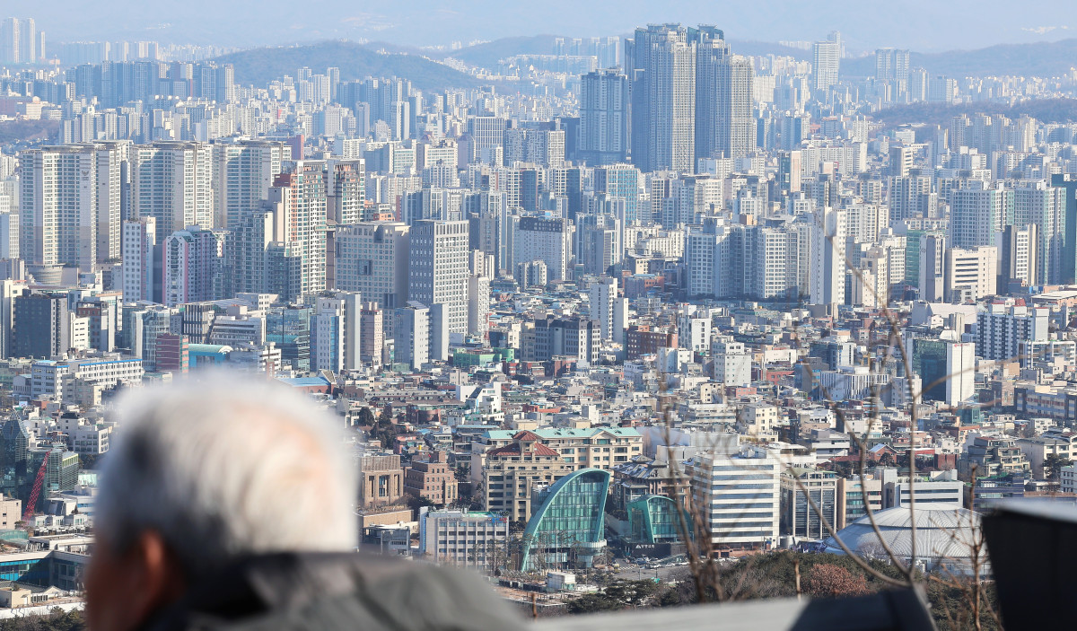 ▲서울 남산 전망대에서 바라본 시내 곳곳에 아파트 단지가 빼곡하다. (사진제공=연합뉴스)