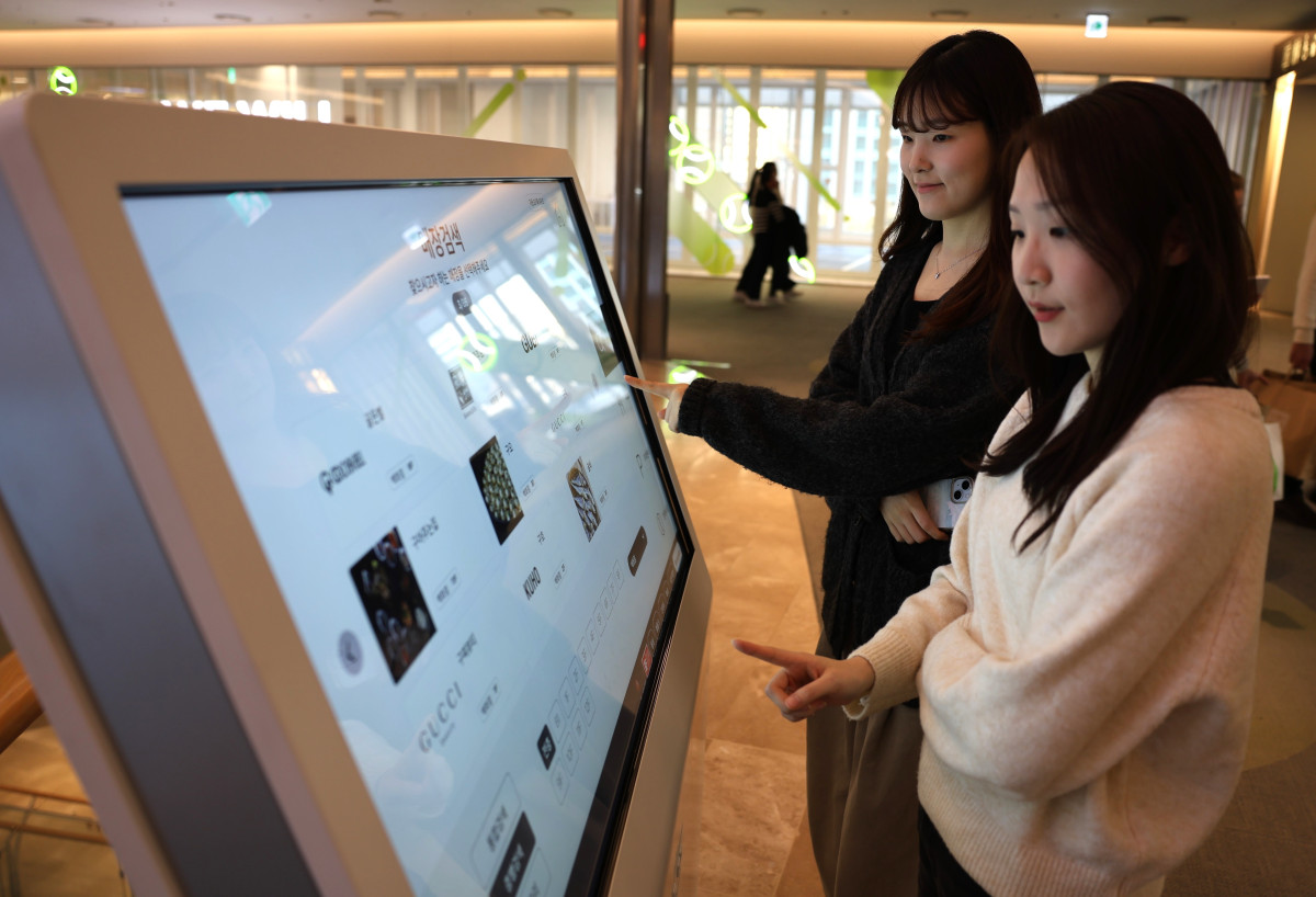 ▲롯데월드몰에 도입된 배리어프리 키오스크를 이용하는 모습 (사진제공=롯데물산)