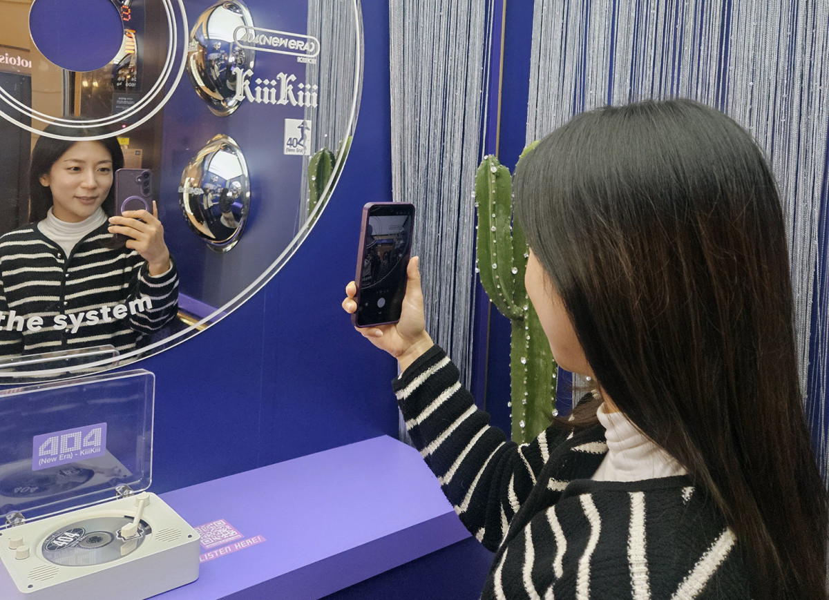 ▲롯데면세점이 잠실 월드타워점에 ‘케이팝 포토 리프트’를 조성하는 등 K컬처와 쇼핑을 결합한 체험형 문화공간을 선보이며 외국인 관광객 공략에 나선다고 26일 밝혔다. (사진제공=롯데면세점)