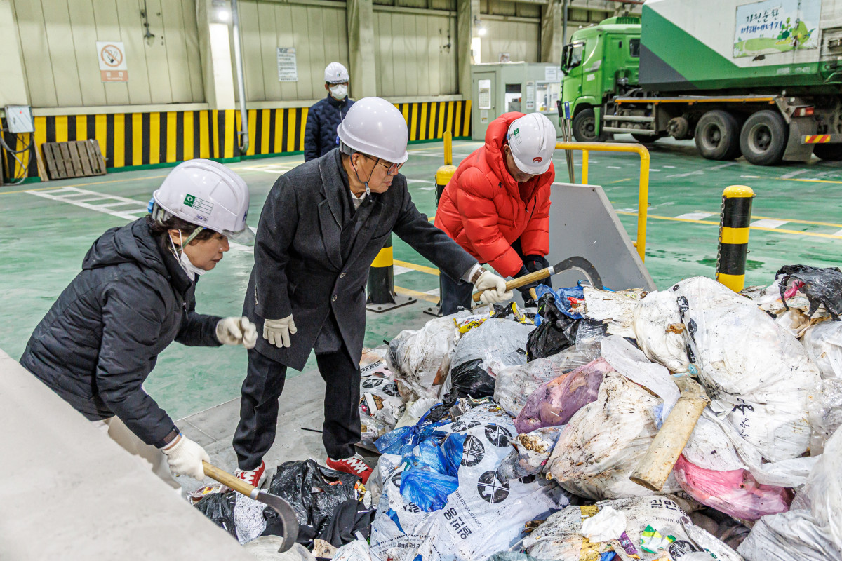 ▲마포자원회수시설을 방문해 성상검사를 하고 있는 박강수 마포구청장 (마포구청)