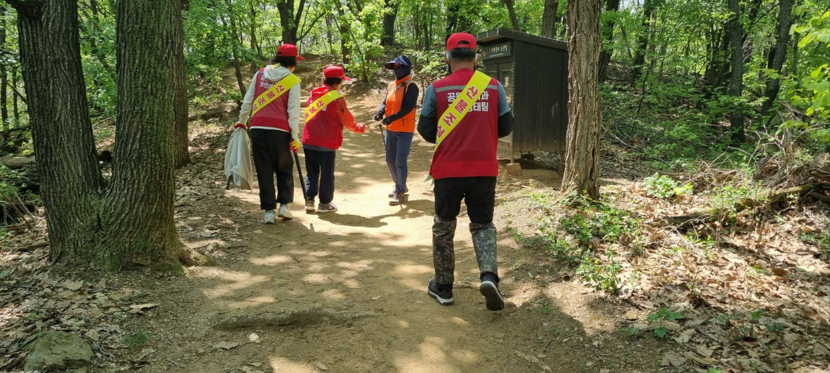 ▲ 산불감시 인력이 주요 등산로를 순찰하며 산불 예방 홍보와 인화물질 반입금지 안내를 진행하고 있다. (구로구청)