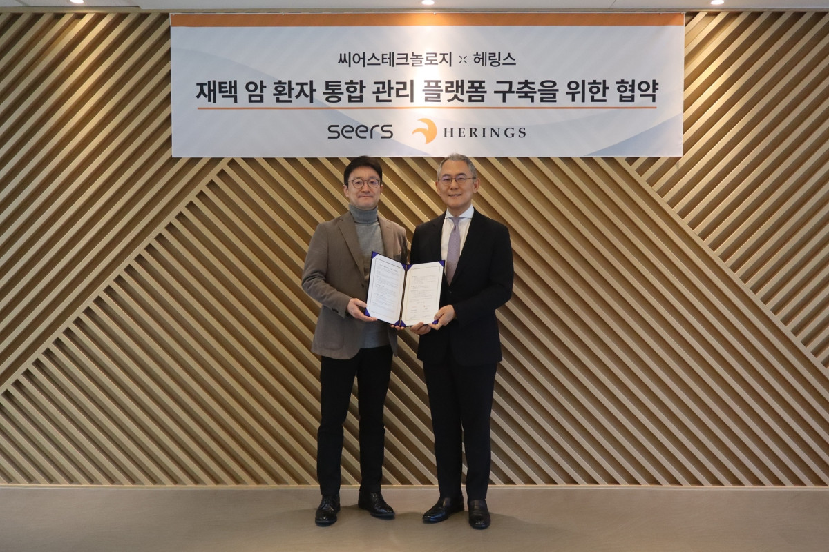 ▲이영신 씨어스테크놀로지 대표(좌)와 남병호 헤링스 대표가 플랫폼 구축 협약 후 기념촬영을 하고 있다. (사진제공=씨어스테크놀로지)