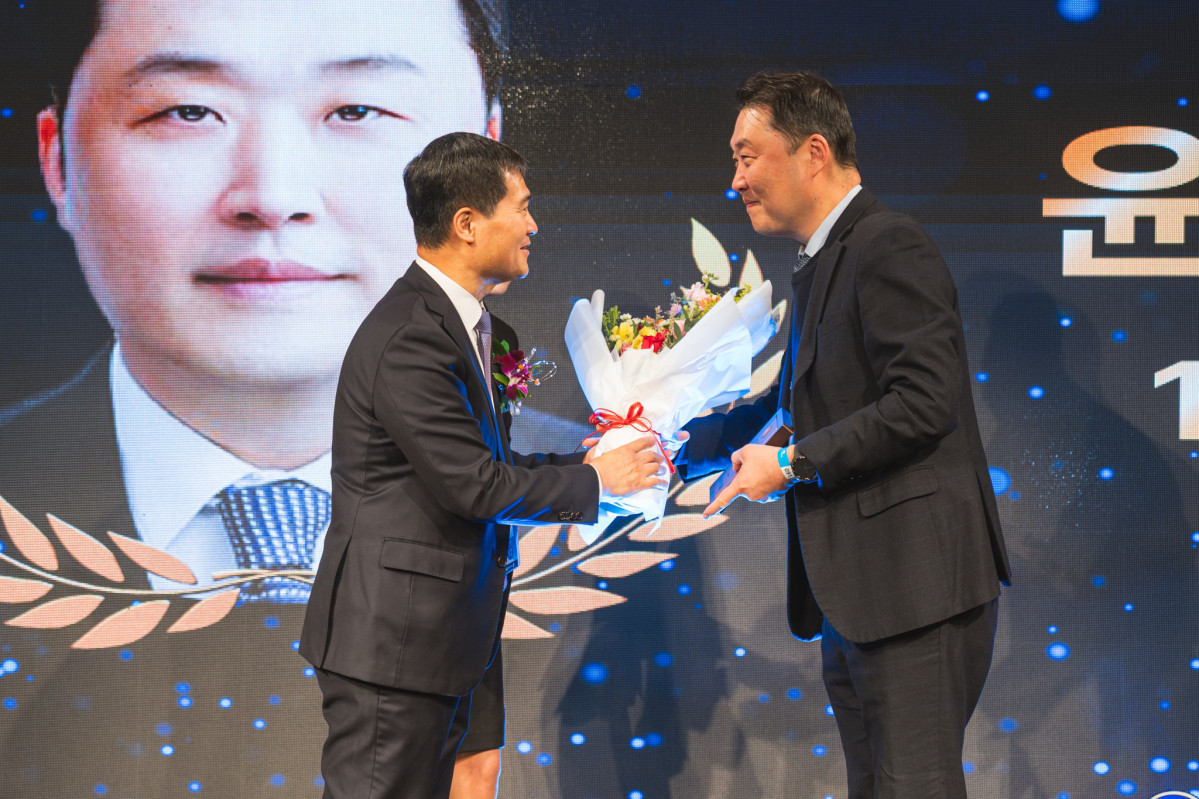 ▲윤성환 이춘택병원장(왼쪽)이 24일 연세대학교 의과대학 총동문회 공로상을 수상한 뒤 축하 꽃다발을 받고 있다. (이춘택병원)