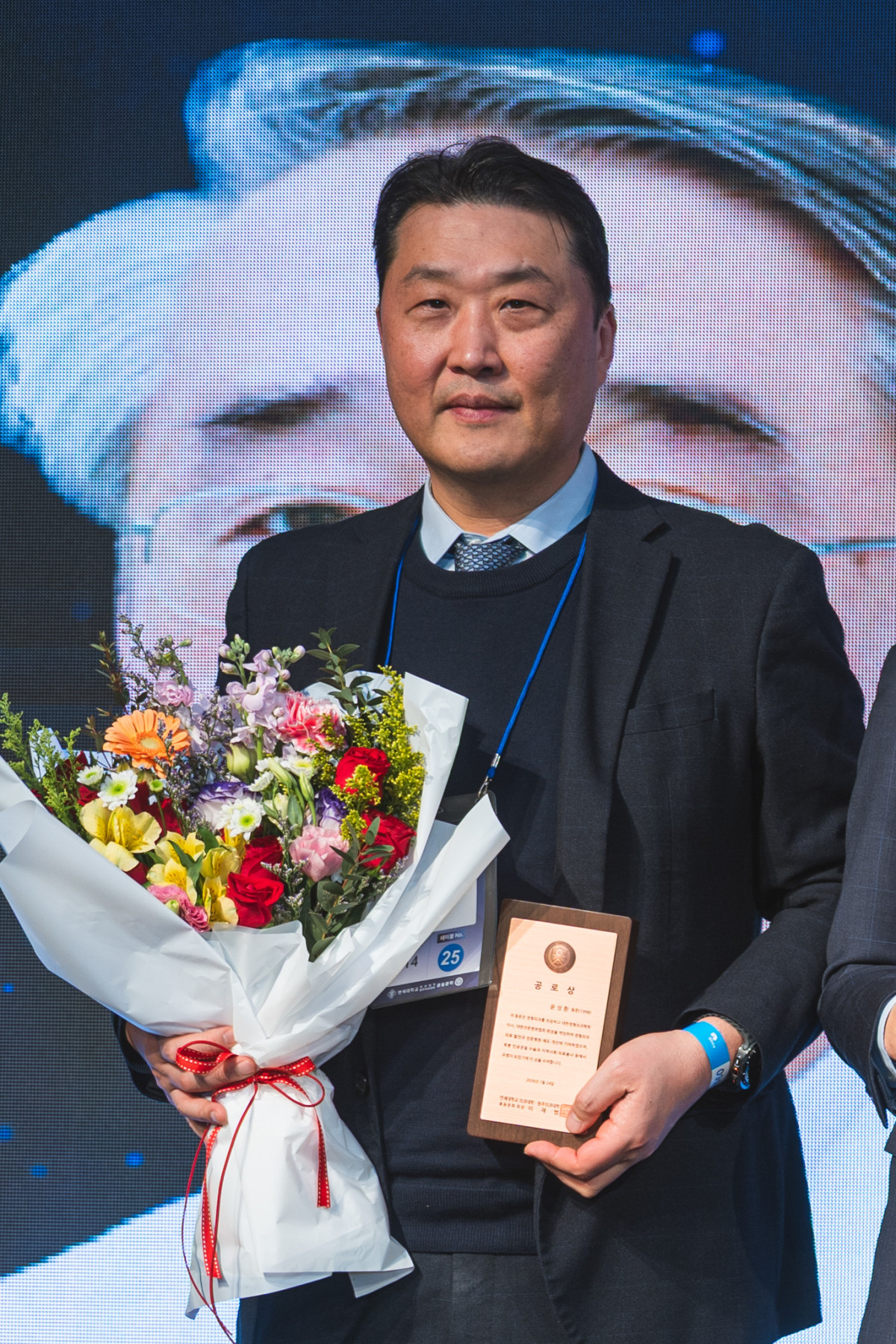 ▲윤성환 이춘택병원장이 24일 연세대학교 의과대학 총동문회 공로상 상패와 꽃다발을 들고 기념촬영을 하고 있다.  (이춘택병원)