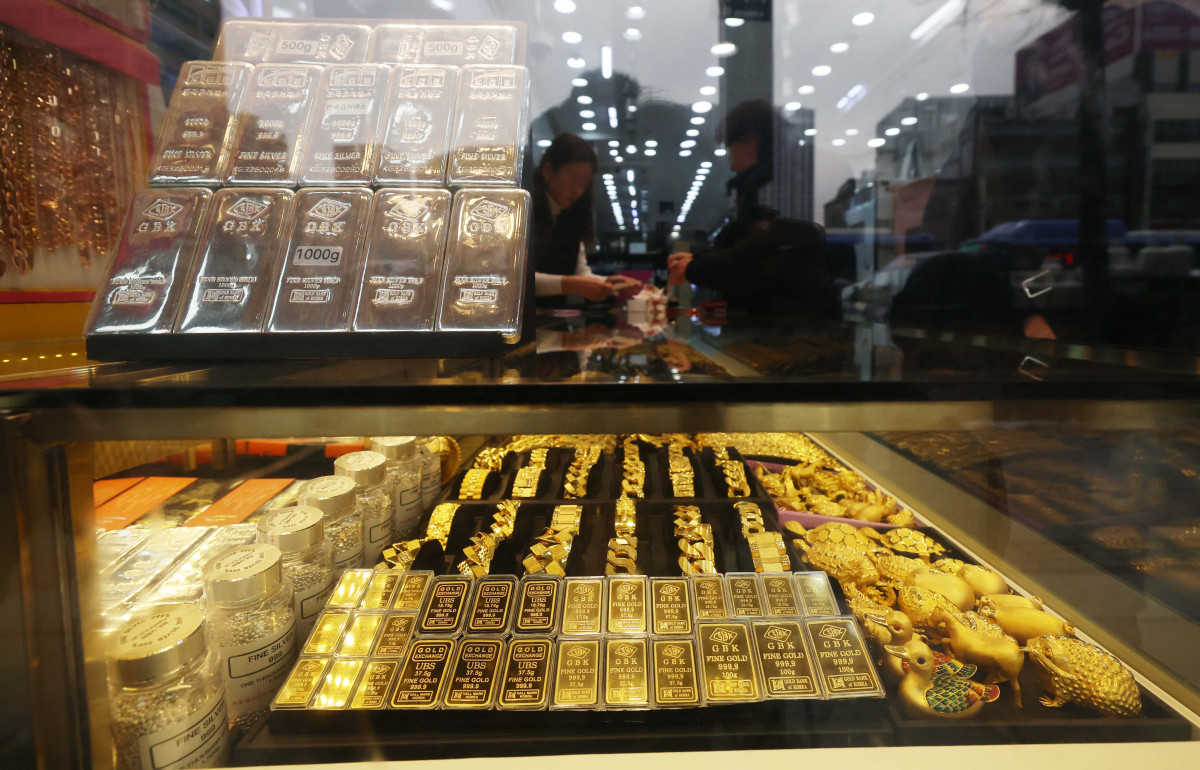 ▲대표적인 안전자산으로 꼽히는 금과 은 가격이 지정학적 긴장과 달러화에 대한 헤지(위험분산) 수요가 증가하면서 사상 최고치 기록을 경신한 가운데 26일 서울 종로구 귀금속상가에 골드바와 실버바가 진열돼 있다. 블룸버그에 따르면 국제 금 현물 가격은 이날(한국 시간) 오전 8시 사상 처음으로 온스당 5000달러를 돌파했다. 은 현물 가격은 앞서 24일 오전 처음으로 온스당 100달러를 넘어섰다. 신태현 기자 holjjak@