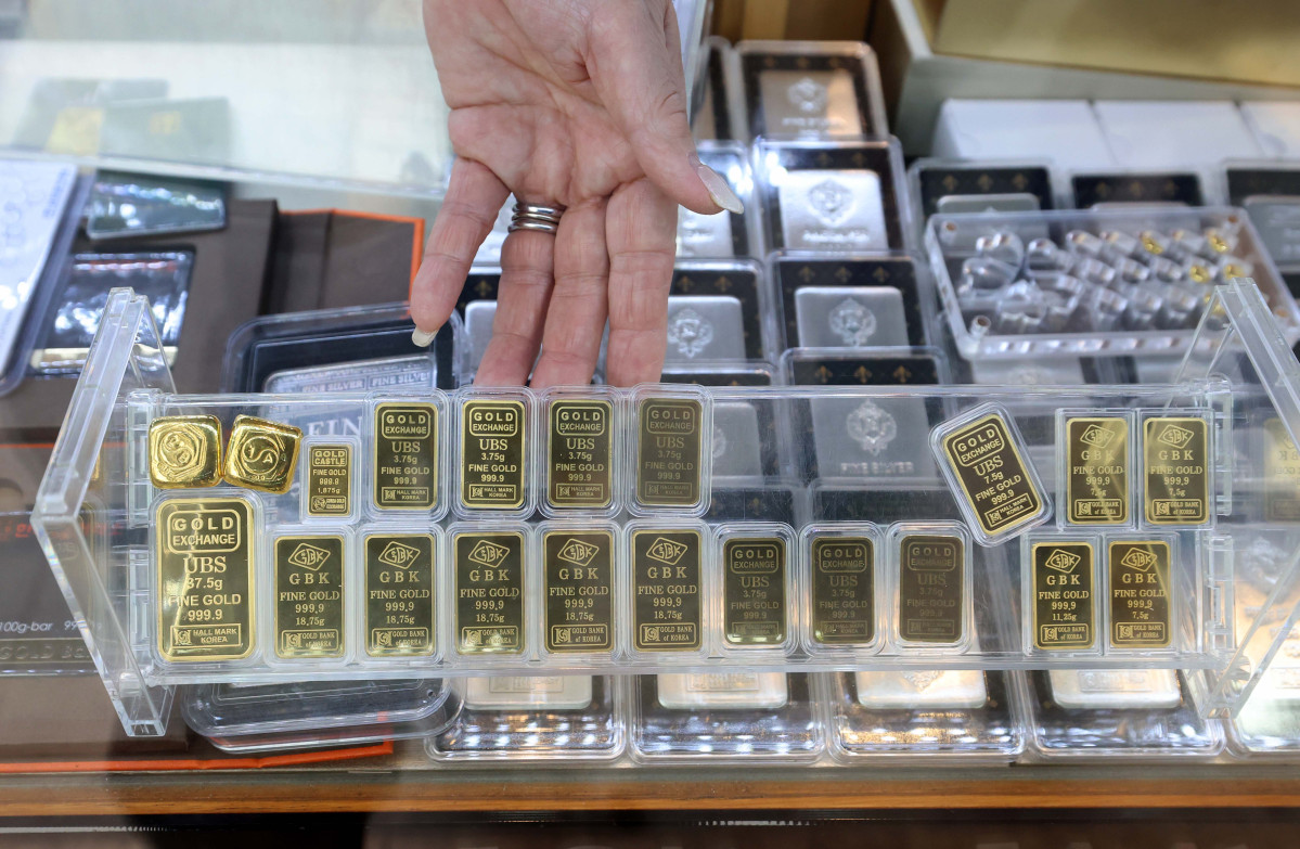 ▲대표적인 안전자산으로 꼽히는 금과 은 가격이 지정학적 긴장과 달러화에 대한 헤지(위험분산) 수요가 증가하면서 사상 최고치 기록을 경신한 가운데 26일 서울 종로구 귀금속상가에 골드바와 실버바가 진열돼 있다. 블룸버그에 따르면 국제 금 현물 가격은 이날(한국 시간) 오전 8시 사상 처음으로 온스당 5000달러를 돌파했다. 은 현물 가격은 앞서 24일 오전 처음으로 온스당 100달러를 넘어섰다. 신태현 기자 holjjak@