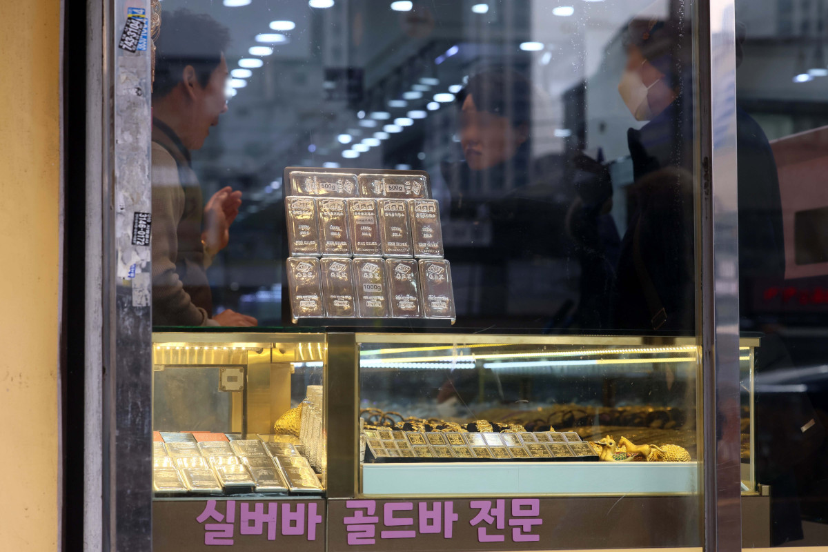 ▲대표적인 안전자산으로 꼽히는 금과 은 가격이 지정학적 긴장과 달러화에 대한 헤지(위험분산) 수요가 증가하면서 사상 최고치 기록을 경신한 가운데 26일 서울 종로구 귀금속상가에 골드바와 실버바가 진열돼 있다. 블룸버그에 따르면 국제 금 현물 가격은 이날(한국 시간) 오전 8시 사상 처음으로 온스당 5000달러를 돌파했다. 은 현물 가격은 앞서 24일 오전 처음으로 온스당 100달러를 넘어섰다. 신태현 기자 holjjak@