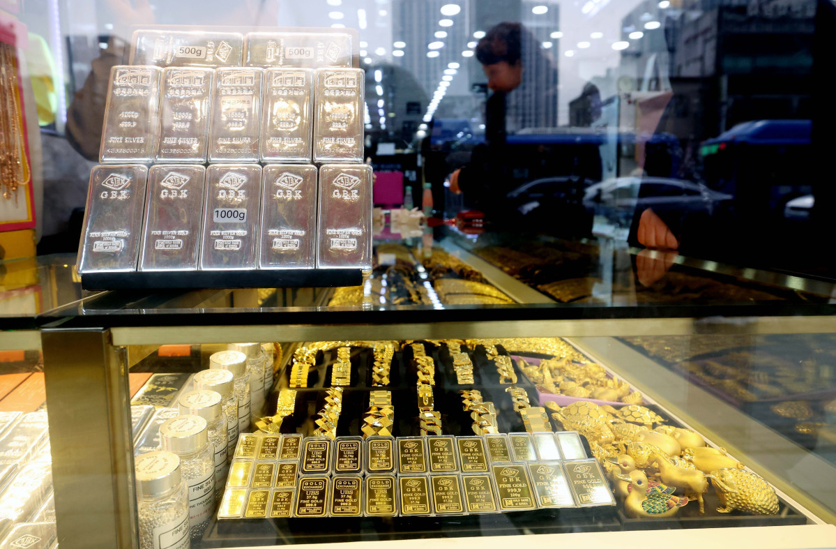 ▲대표적인 안전자산으로 꼽히는 금과 은 가격이 지정학적 긴장과 달러화에 대한 헤지(위험분산) 수요가 증가하면서 사상 최고치 기록을 경신한 가운데 26일 서울 종로구 귀금속상가에 골드바와 실버바가 진열돼 있다. 블룸버그에 따르면 국제 금 현물 가격은 이날(한국 시간) 오전 8시 사상 처음으로 온스당 5000달러를 돌파했다. 은 현물 가격은 앞서 24일 오전 처음으로 온스당 100달러를 넘어섰다. 신태현 기자 holjjak@