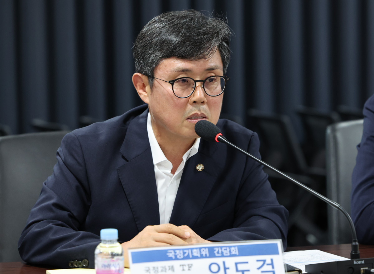 ▲안도걸 더불어민주당 의원이 지난해 7월 31일 서울 종로구 국정기획위원회에서 열린 강원도 지역구 기획위원-균형성장특위-국정과제TF 간담회에서 발언하고 있다. (사진=뉴시스)