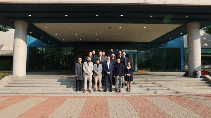 ▲영국 ‘유니버시티 칼리지 런던(UCL)’ 관계자들과 현대자동차 관계자들이 현대차남양연구소에서 기념 촬영을 하고 있다. (자료출처=UCL)