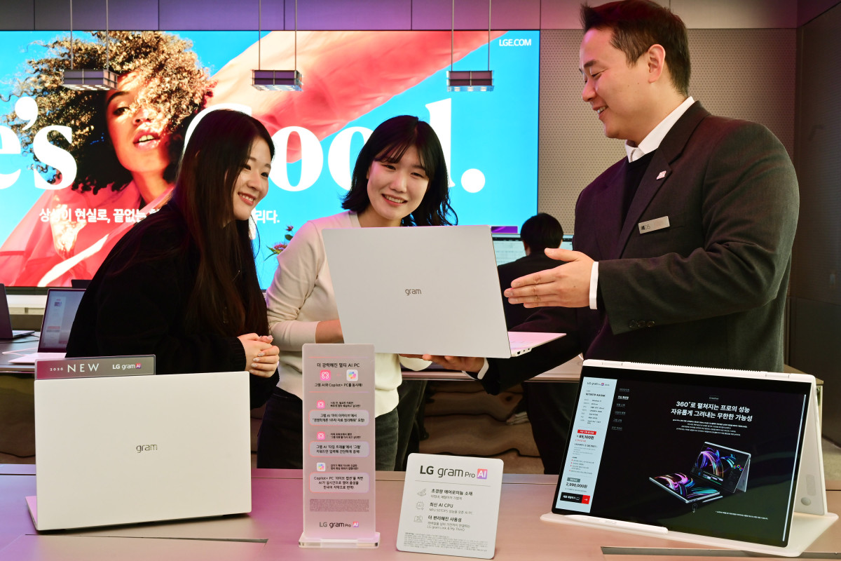 ▲LG전자 직원이 LG전자 플래그십 D5 매장 방문객들에게 '2026년형 LG 그램'을 소개하고 있다. 2026년형 LG 그램은 항공·우주 산업에서 활용되는 신규 소재 ‘에어로미늄’을 적용해 내구성을 높이면서도 초경량 노트북만의 휴대성을 지켜냈으며, LG AI연구원이 자체 개발한 거대언어모델(LLM) ‘엑사원(EXAONE) 3.5’을 탑재해 강력한 온디바이스 AI기능을 활용할 수 있다. (사진제공=LG전자)