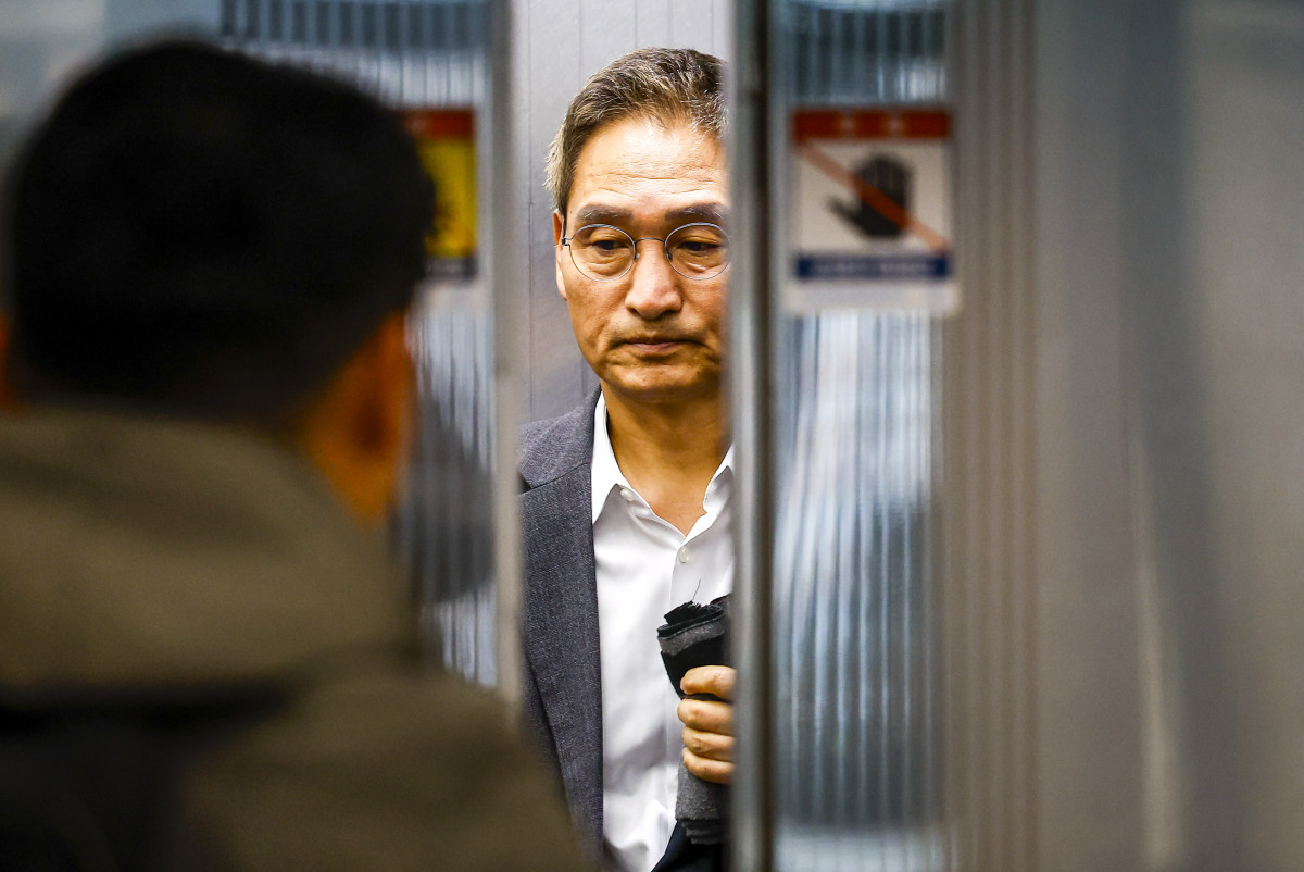 ▲ 안권섭 특별검사가 지난달 8일 서울 서초구 관봉권 띠지 폐기 의혹 및 쿠팡 퇴직금 불기소 외압 의혹 진상규명을 위한 특검 사무실로 출근하고 있다. (뉴시스)