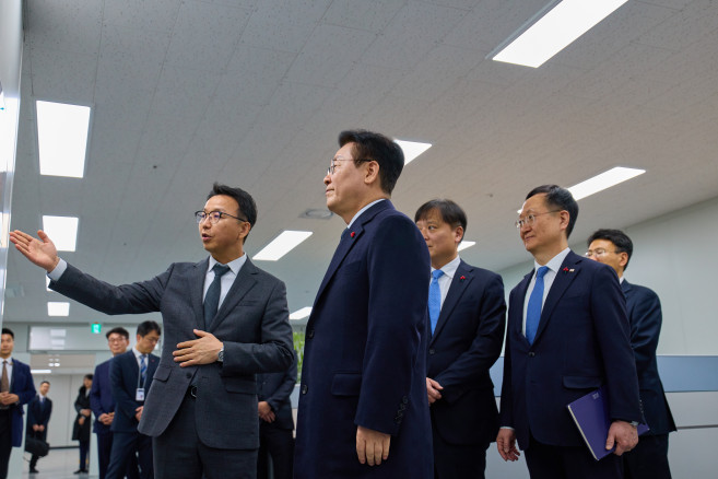 ▲이재명 대통령이 26일 서울 종로구 정부서울청사 창성동 별관에 있는 초국가범죄 특별대응 TF 사무실을 격려 방문해 현황 보고를 받고 있다. (연합뉴스)