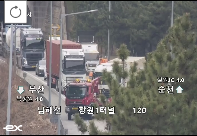 ▲[속보] 남해선 부산방향 함안터널 부근 화물차 사고 (출처=로드플러스 캡처)