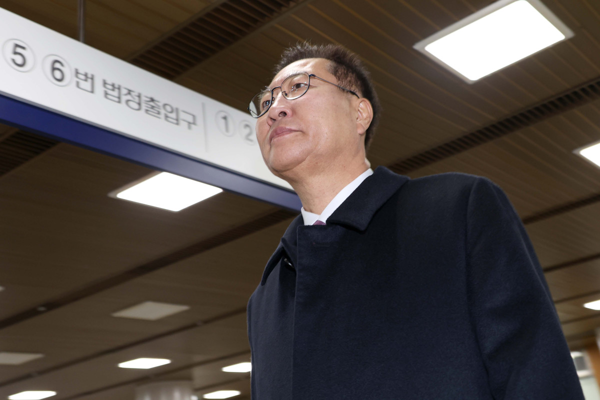 ▲12.3 비상계엄 가담과 김건희 여사의 수사 무마 청탁 의혹으로 재판에 넘겨진 박성재 전 법무부 장관이 26일 서울 서초구 서울중앙지방법원에서 열린 1차 공판에 출석하고 있다. (뉴시스)