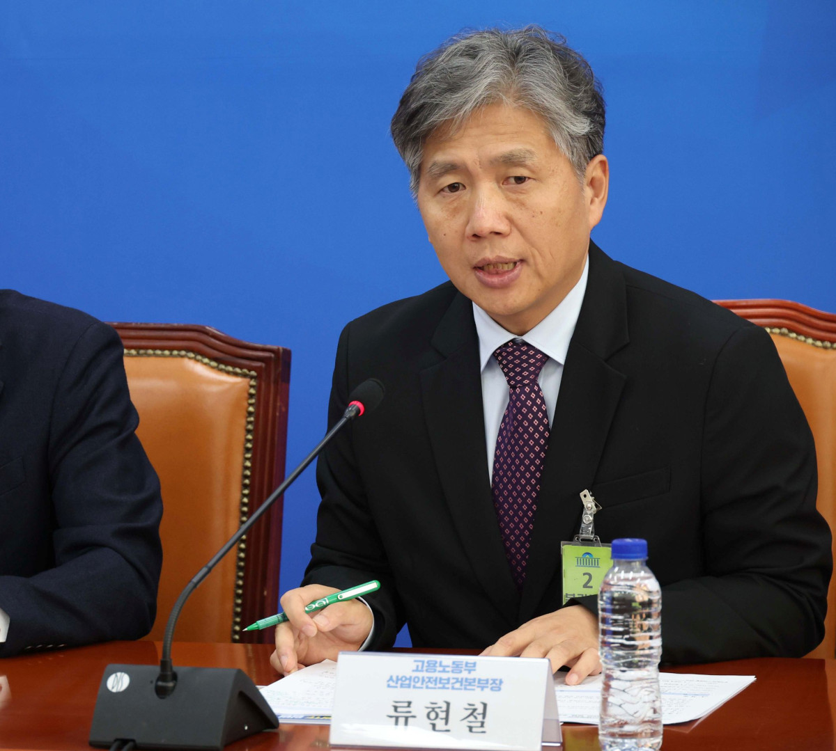 ▲류현철 고용노동부 산업안전보건본부장이 지난해 11월 17일 서울 여의도 국회에서 열린 산재예방TF 11월 정기국회 산업안전 입법 추진 과제를 발표하고 있다. (뉴시스)
