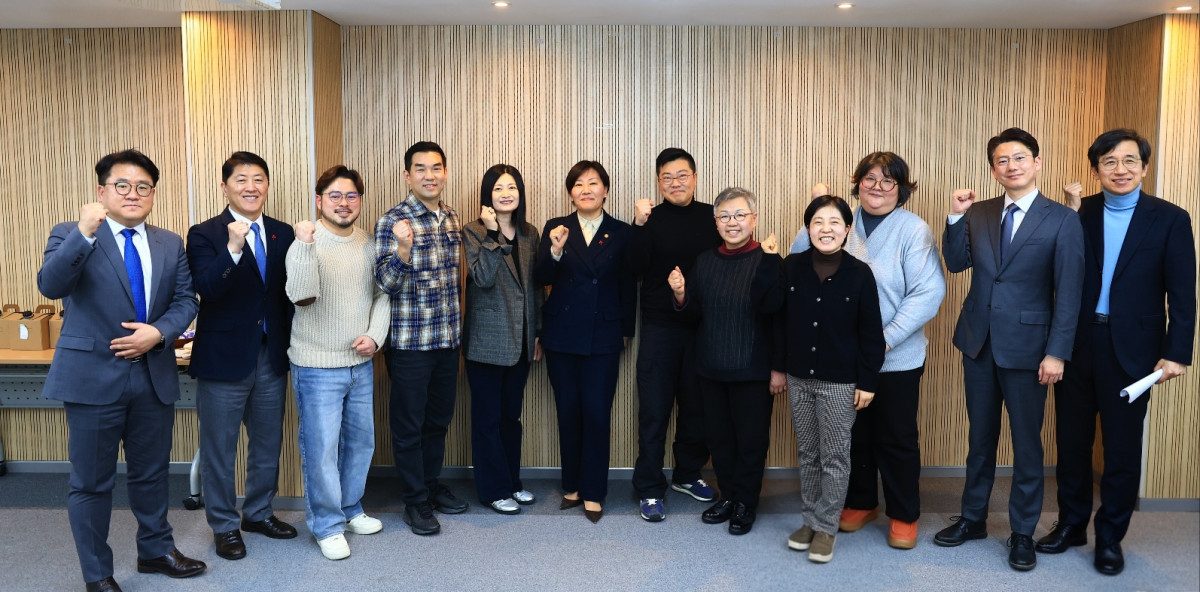 ▲송미령 농림축산식품부 장관(왼쪽에서 여섯 번째)이 26일 서울 한식진흥원에서 한식·외식업계 관계자들과 간담회를 열고 글로벌 한식 교육 강화 방안과 국산 콩 등 국내산 식재료 활용 확대 방안을 논의한 후 기념 촬영을 하고 있다. (사진제공=농림축산식품부)