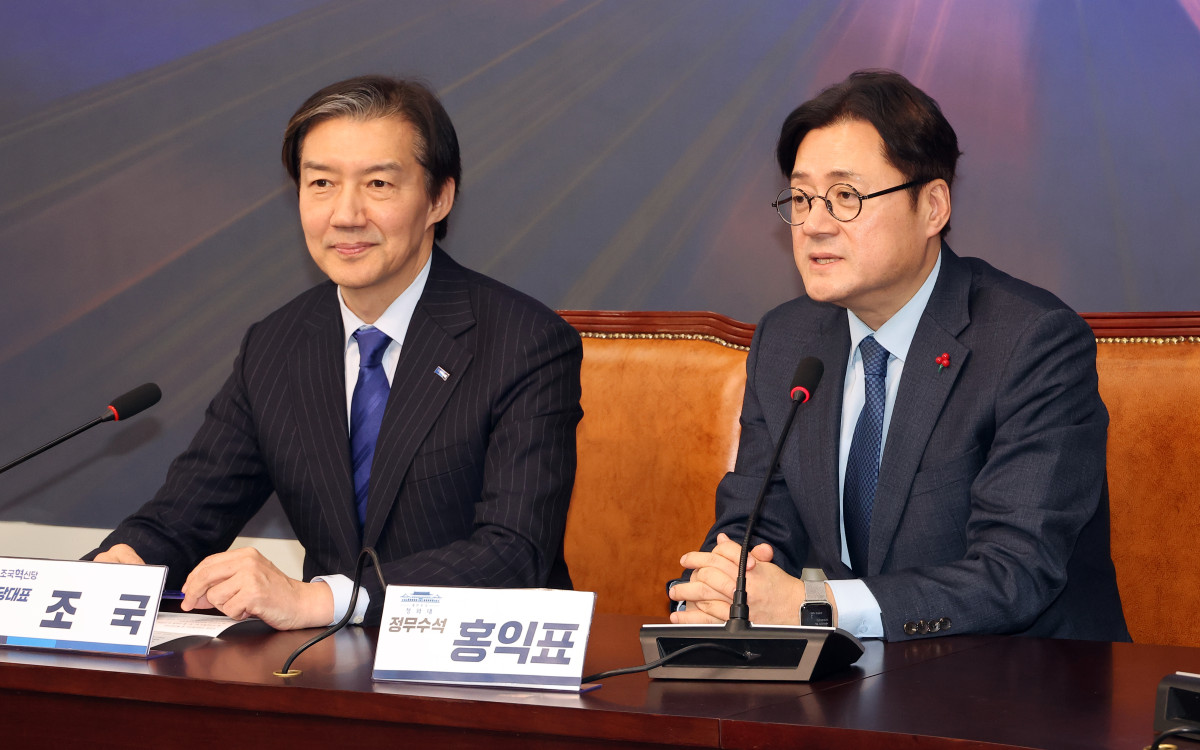 ▲홍익표 청와대 정무수석(오른쪽)이 26일 국회에서 조국혁신당 조국 대표를 만나 얘기를 나누고 있다.  (연합뉴)