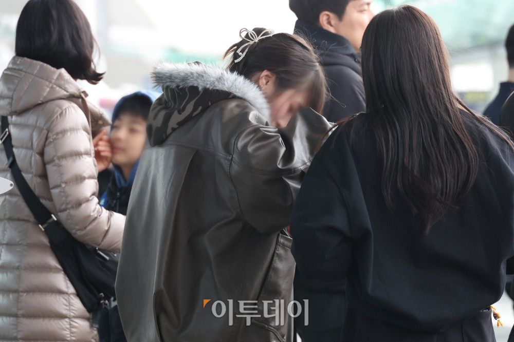 ▲한파가 길게 이어지고 있는 26일 인천국제공항에서 여행객들이 두터운 옷차림으로 발걸음을 서두르고 있다. 기상청은 이번 주 내내 강추위가 이어진 뒤 주말 무렵 예년 수준의 기온을 회복할 것으로 내다봤다. (고이란 기자 photoeran@)